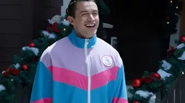 Joyeux Noël, Ted Cooper ! Survêtement Ted Cooper 2025 porté par Ted Cooper (Robert Buckley) comme on le voit dans Joyeux Noël, Ted Cooper !