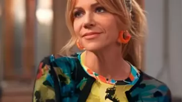 Top floral multicolor de Morgan Gillory de alto potencial S02 usado por Morgan Gillory (Kaitlin Olson) como se ve en High Potential (S02)