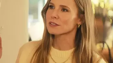 Nadie quiere esto S02 Kristen Bell Suéter amarillo con cuello redondo usado por Joanne (Kristen Bell) como se ve en Nadie quiere esto (S02)