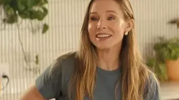 Nadie quiere esto S02 Joanne Camiseta azul usada por Joanne (Kristen Bell) como se ve en Nadie quiere esto (S02)