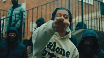 Broken Planet White Alone But Not Lonely Sudadera con capucha usada por Digga D en Digga D - I'm From... (Video oficial)