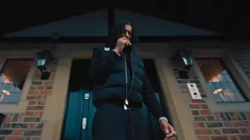 1017 ALYX 9SM Gilet matelassé à boucle de col noir porté par Digga D chez Digga D - Je suis... (Vidéo officielle)