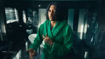 Bata de algodón Bottega Veneta Green Intreccio Terry usada por Digga D en Digga D - Soy de... (Video oficial)