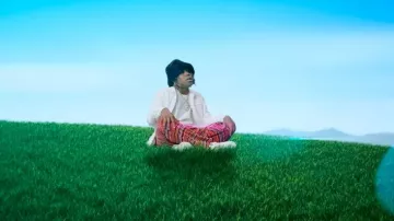 Veste zippée en coton blanc Prada portée par Don Toliver dans Internet Money - His & Hers ft. Don Toliver, Lil Uzi Vert & Gunna (réalisé par Cole Bennett)