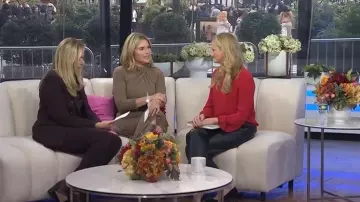 Donna Karan New York Robe midi en tricot à manches longues en taupe heat portée par Jenna Bush Hager comme on le voit dans Today with Jenna & Friends le 28 octobre 2025