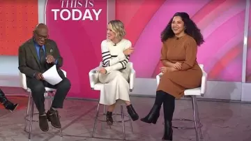 Vestido midi de manga larga con cuello alto de Julia Jordan usado por Arianna Davis como se ve en Today el 28 de octubre de 2025