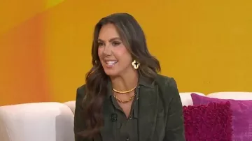 Kendra Scott Keziah Etch Vintage Gold Statement Earrings portées par Kendra Scott comme on le voit dans Today with Jenna & Friends le 28 octobre 2025