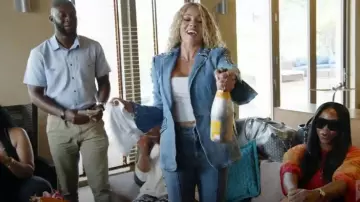 Cinq a Sept Shailene Studded Flare Jeans usados por Ashley Darby como se ve en The Real Housewives of Potomac (S10E04)