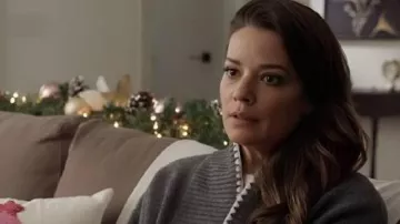 ¡Feliz Navidad, Ted Cooper! ¡Coatigan 2025 usado por Hope Miller (Kimberly Sustad) como se ve en Feliz Navidad, Ted Cooper!
