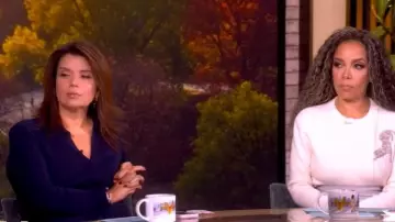 Robe Cinq à Sept Seferina portée par Ana Navarro vue dans The View le 27 octobre 2025