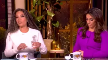 Jersey bordado de leopardo de Stella McCartney usado por Sunny Hostin como se ve en The View el 27 de octubre de 2025