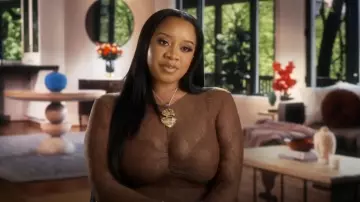 Vestido de cola de pez fruncido con cuello en V y manga larga de Norma Kamali usado por Angel Massie como se ve en The Real Housewives of Potomac (S10E04)