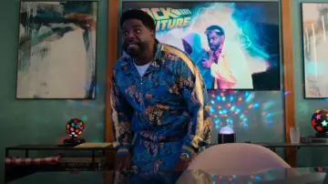 G-Style USA Ensembles de survêtement à motif tigre pour hommes portés par Howard (Ron Funches) comme on le voit dans Loot (S03E04)