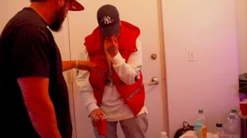 T-shirt à manches longues GFX blanc Y-3 porté par Duki dans El Alfa « El Jefe » x Yandel, Lil Jon, Duki, Polimá Westcoast, El Cherry Scom - LA GRINGA