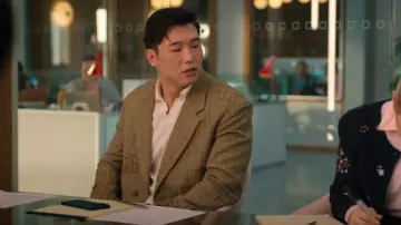 Viggo Malacia Veste de costume oversize à carreaux kaki portée par Nicholas (Joel Kim Booster) comme on le voit dans Loot (S03E04)