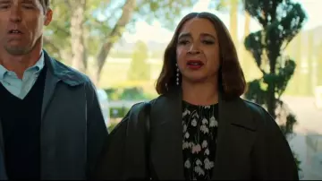 Bernadette Roxette Robe longue en soie fleurie portée par Molly Novak (Maya Rudolph) comme on le voit dans Loot (S03E04)