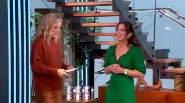 Vestido midi con ribetes en contraste Adelyn Rae Sonia usado por Lindsey Marie Zubritsky como se ve en The View el 28 de octubre de 2025