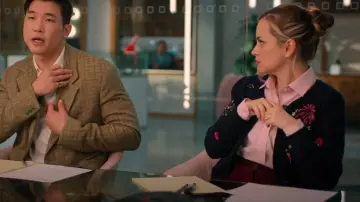 Cardigan côtelé orné de feux d’artifice bleu marine de Boden porté par Ainsley (Stephanie Styles) comme on le voit dans Loot (S03E04)