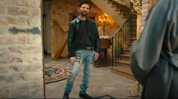 T-shirt en coton à chevrons Emporio Armani porté par John Novak (Adam Scott) comme on le voit dans Loot (S03E04)