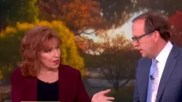 Blazer de punto L'Agence Chamberlain usado por Joy Behar como se ve en The View el 28 de octubre de 2025