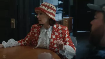 Blazer imprimé Libertine White.Red French Kissing porté par Elsbeth Tascioni (Carrie Preston) comme on le voit dans Elsbeth (S03E03)