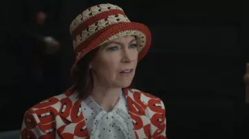 Steve Madden Chapeau seau en paille au crochet rayé rouge/naturel porté par Elsbeth Tascioni (Carrie Preston) comme on le voit dans Elsbeth (S03E03)