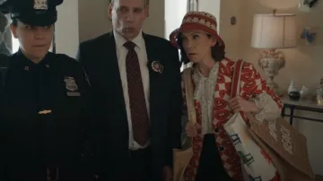 Bolsa de lona impresa para silla de jardín blanca Crab & Cleek. usado por Elsbeth Tascioni (Carrie Preston) como se ve en Elsbeth (S03E03)