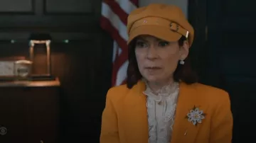 Sombrero de boina de primavera Xanhoy usado por Elsbeth Tascioni (Carrie Preston) como se ve en Elsbeth (S03E03)