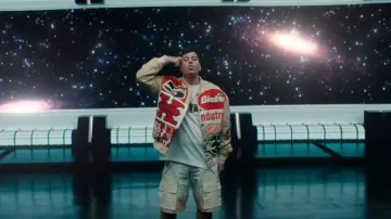 Camiseta de perro corriendo en blanco y beige helado usada por Duki en DUKI - aPoLLo13 (Video Oficial)