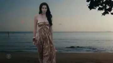 Vestido Retrofete Kimmy usado por Raquel como se ve en Elsbeth (S03E03)