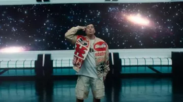 Chaqueta bomber BULC en beige y rojo diesel usada por Duki en DUKI - aPoLLo13 (Video Oficial)