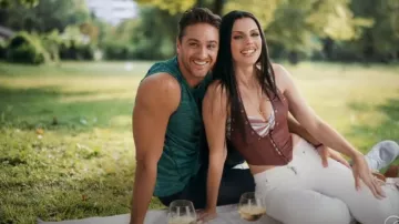 Princesa Polly Palladia Pu Jordy Corsé Borgoña usado por Raquel como se ve en Elsbeth (S03E03)