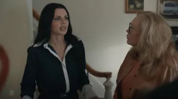 Brandon Maxwell Bradshaw Body en popeline à col contrasté porté par Elsbeth Tascioni (Carrie Preston) comme on le voit dans Elsbeth (S03E03)