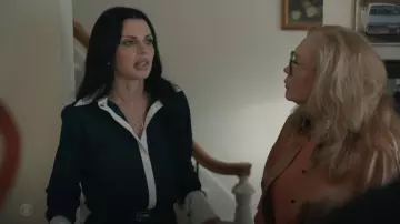 Brandon Maxwell Bradshaw Body en popeline à col contrasté porté par Elsbeth Tascioni (Carrie Preston) comme on le voit dans Elsbeth (S03E03)