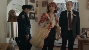 Sacs anti-éclaboussures Island Essence Oneloa Maui Pineapple en 3 tailles portés par Elsbeth Tascioni (Carrie Preston) comme on le voit dans Elsbeth (S03E03)