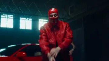 Supreme x New York Yankees Pasamontañas Kanji Rojo usado por Duki en Duki, C.R.O - hARAkiRi (Video Oficial)