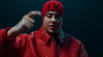 Bonnet Givenchy Red Logo Cuff porté par Duki à Duki, C.R.O - hARAkiRi (Vidéo Officielle)