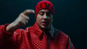 Gorro Givenchy Red Logo Cuff usado por Duki en Duki, C.R.O - hARAkiRi (Video Oficial)