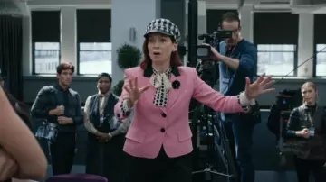 Chapeau Jocelyn Amsterdam porté par Elsbeth Tascioni (Carrie Preston) comme on le voit dans Elsbeth (S03E03)