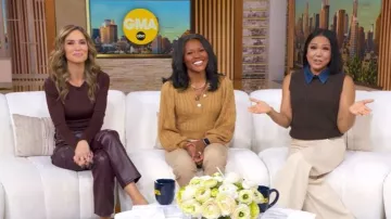 Suéter de punto y mezclilla Sandro usado por Stephanie Ramos como se ve en Good Morning America el 28 de octubre de 2025