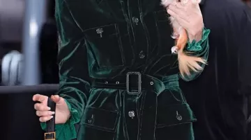 La veste en velours vert portée par Demi Moore dans Demi Moore’s Dog vole la vedette ! Pilaf accessoirise le costume Saint Laurent