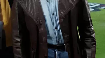 Abrigo de cuero marrón usado por Nick Jonas en Jonas Brothers durante MasterCard Stand Up To Cancer durante el Juego 2 de la Serie Mundial 2025