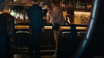 Botines de punta puntiaguda con curva Maryann para mujer de Schutz usados por Morgan Gillory (Kaitlin Olson) como se ve en High Potential (S02E07)