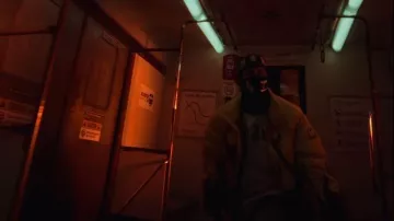 Palm Angels White Distressed Glitter Logo T Shirt porté par Duki à DUKI - Si Me Sobrara el Tiempo (Vidéo Officielle)