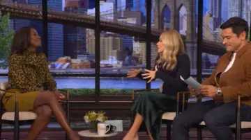 Blouse à col papillon en mousseline de soie léopard Saint Laurent portée par Deborah Roberts comme on le voit dans LIVE with Kelly and Mark le 24 octobre 2025