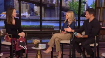 Diane von Furstenberg Perfect Wrap Top usado por Diane Lane como se ve en LIVE with Kelly and Mark el 27 de octubre de 2025