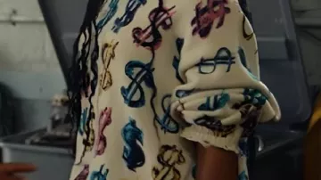 Suéter multicolor con estampado de dólares usado por Lyric Ross en Dominique Thorne y Lyric Ross en Ironheart, Chicago en el MCU y Marvel's Future