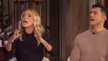 Chemise Saint Laurent en soie mate et brillante portée par Kelly Ripa comme on le voit en LIVE avec Kelly et Mark le 28 octobre 2025