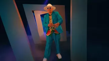 Baskets Versace blanches 'Chain Reaction' portées par Darell à Darell, El Alfa - PAKATA (Vidéo Officielle)