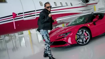 Jeans Amiri Chemist Clay Indigo & Black Star portés par El Alfa dans El Alfa « El Jefe » Ft. Farruko - CURAZAO (Video Oficial) #SagitarioTheAlbum